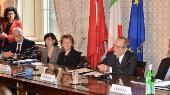 Schweizer Finanzministerin Eveline Widmer-Schlumpf in Mailand mit Italiens Finanzminister Pier Carlo Padoan, Dolmetscherin Christine Weise